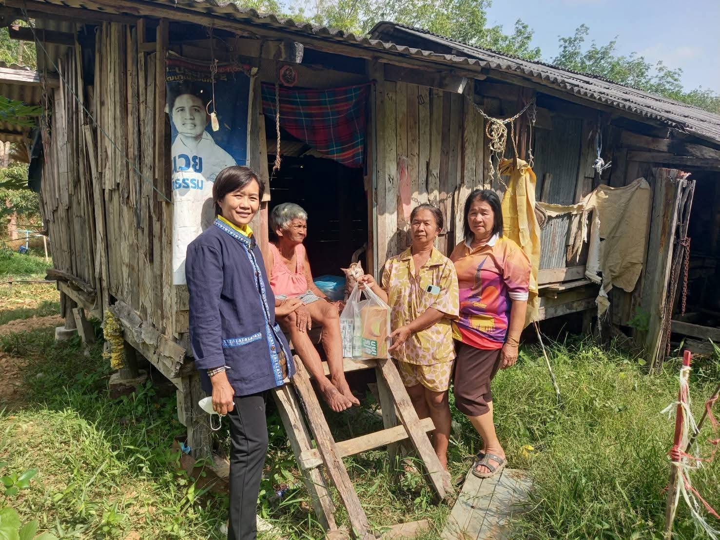 ลงพื้นที่เยี่ยมเยียนและขับเคลื่อนกิจกรรมส่งเสริมครัวเรือนมีรายได้น้อย โดยการน้อมนำหลักปรัชญาเศรษฐกิจพอเพียงสู่การดำเนินชีวิต ตำบลกลาย